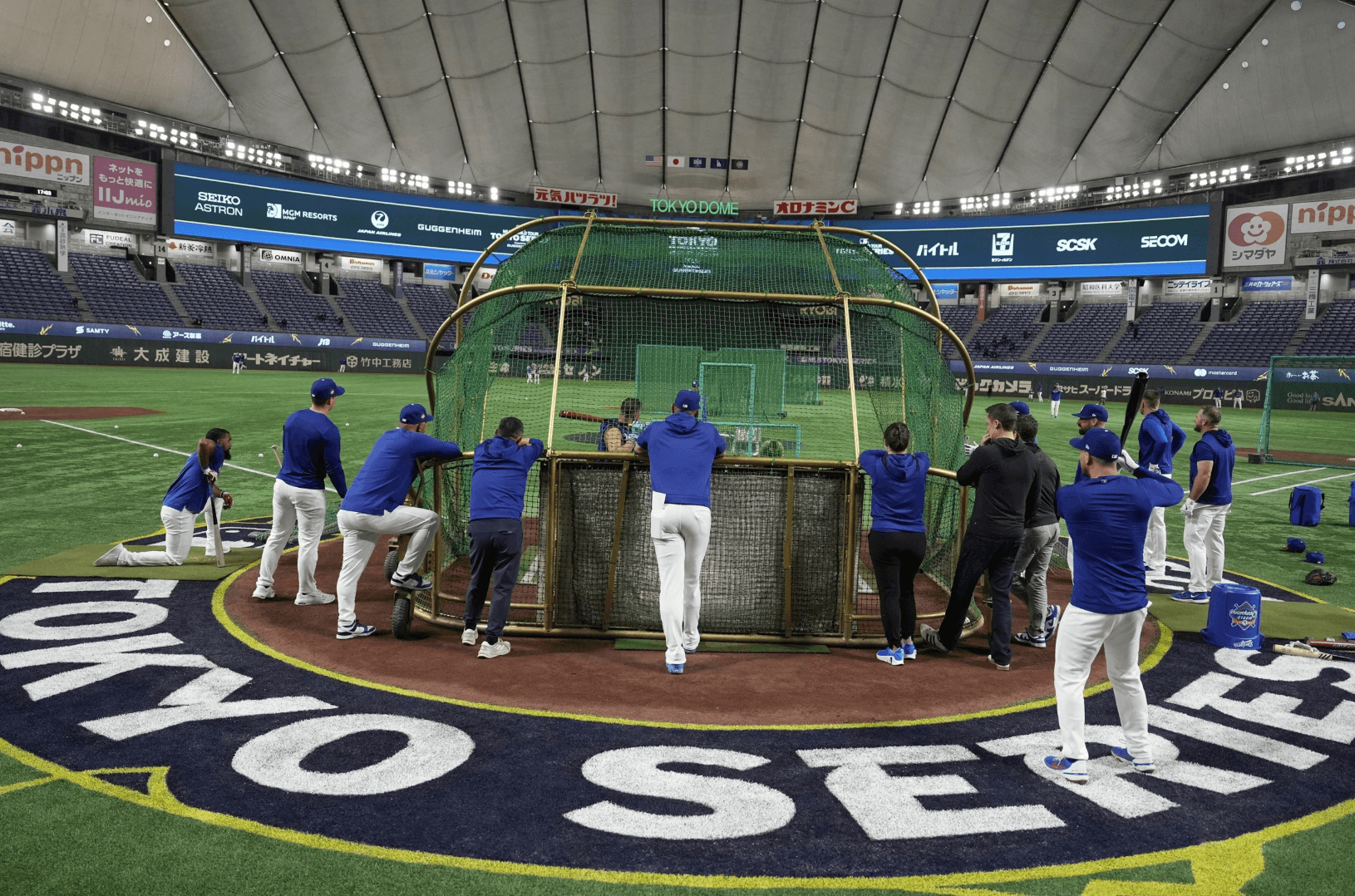 Smoking Areas in Clubhouse, No Pitch Clock: MLB Players Get a Little Taste of Japan