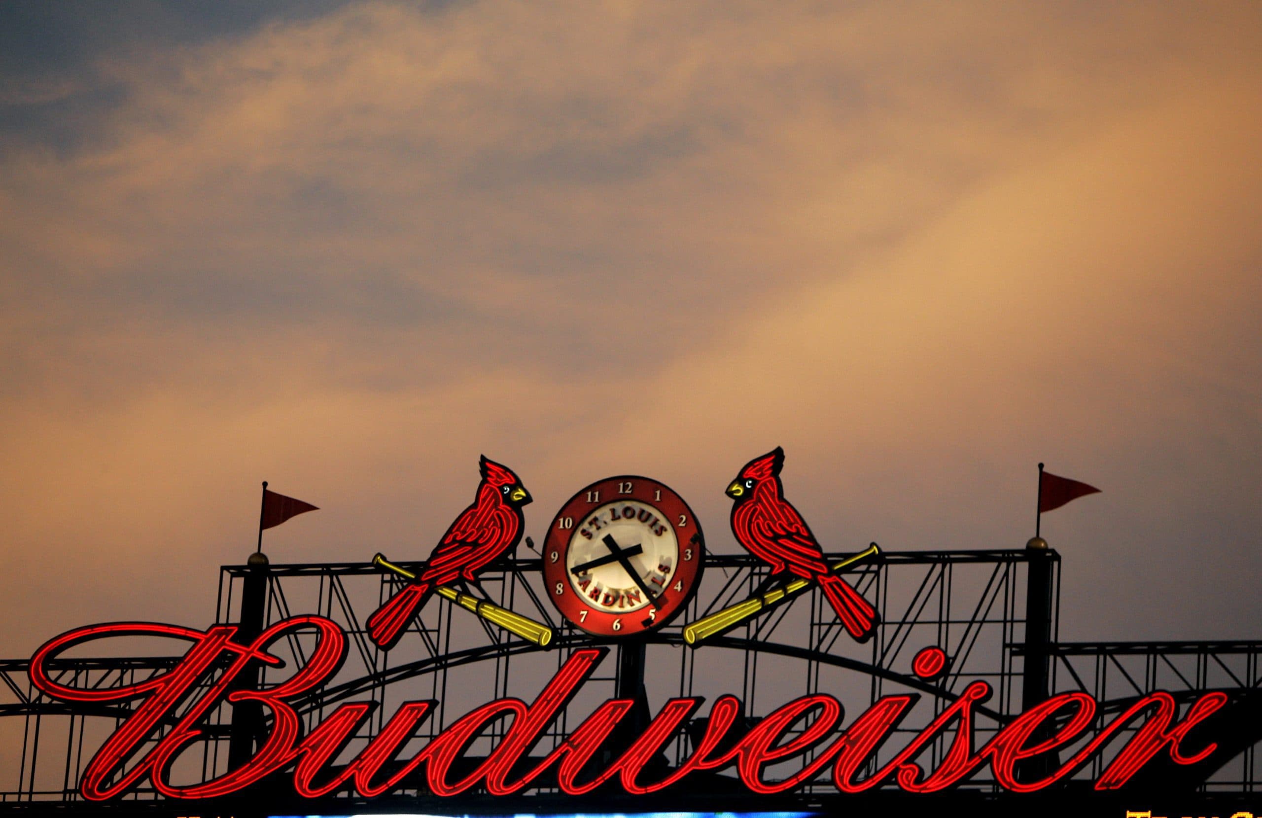 Cardinals 2B Winn leaves game against Phillies due to lower back spasms