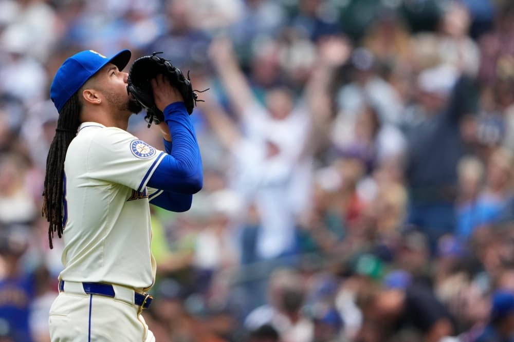 Luis Castillo steps in as a batter after injury forces Mariners to give up the designated hitter
