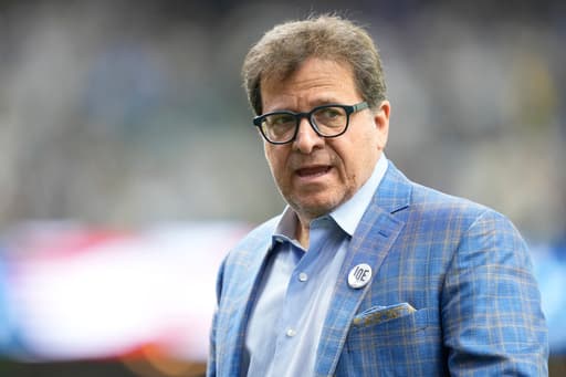 Athletes Unlimited Softball League’s latest investment group includes Brewers owner Mark Attanasio