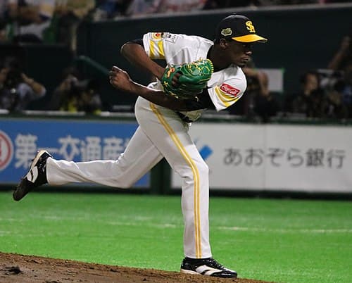 Cuban Pitcher Liván Moinelo Reaching New Heights in Japan in 2025