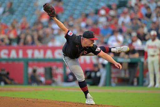 Parker Messick, lanzador de los Guardianes de Cleveland, trabaja durante la primera entrada del juego de béisbol de Grandes Ligas contra los Angelinos de Los Ángeles, el lunes 24 de agosto de 2026, en Anaheim, California. (AP Foto/Jayne Kamin-Oncea) (AP Photo/Jayne Kamin-Oncea)