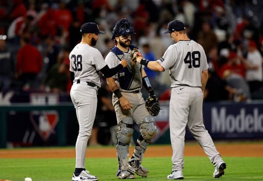 Devin Williams has another rocky 9th inning for the Yankees, but the embattled reliever hangs on