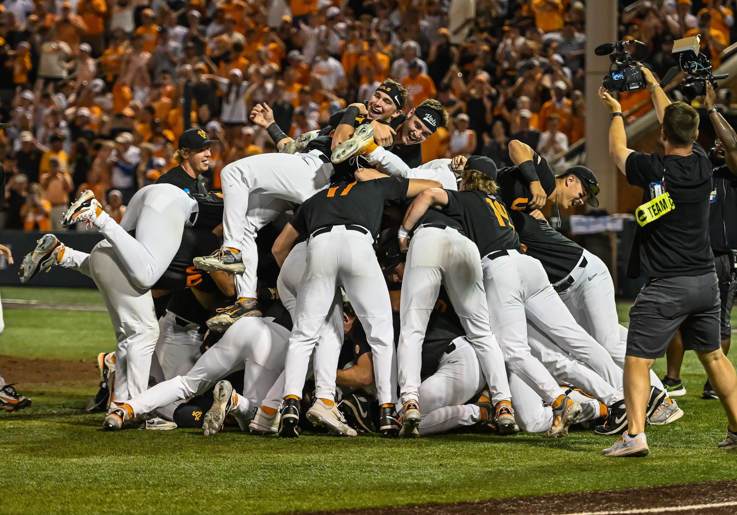 Tennessee Bludgeons FSU, Advances to Championship Series