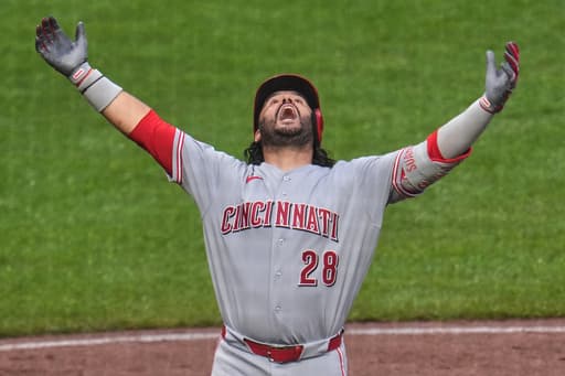 Reds’ Eugenio Suárez leaves after taking pitch to hand; X-ray inconclusive, CT scan scheduled