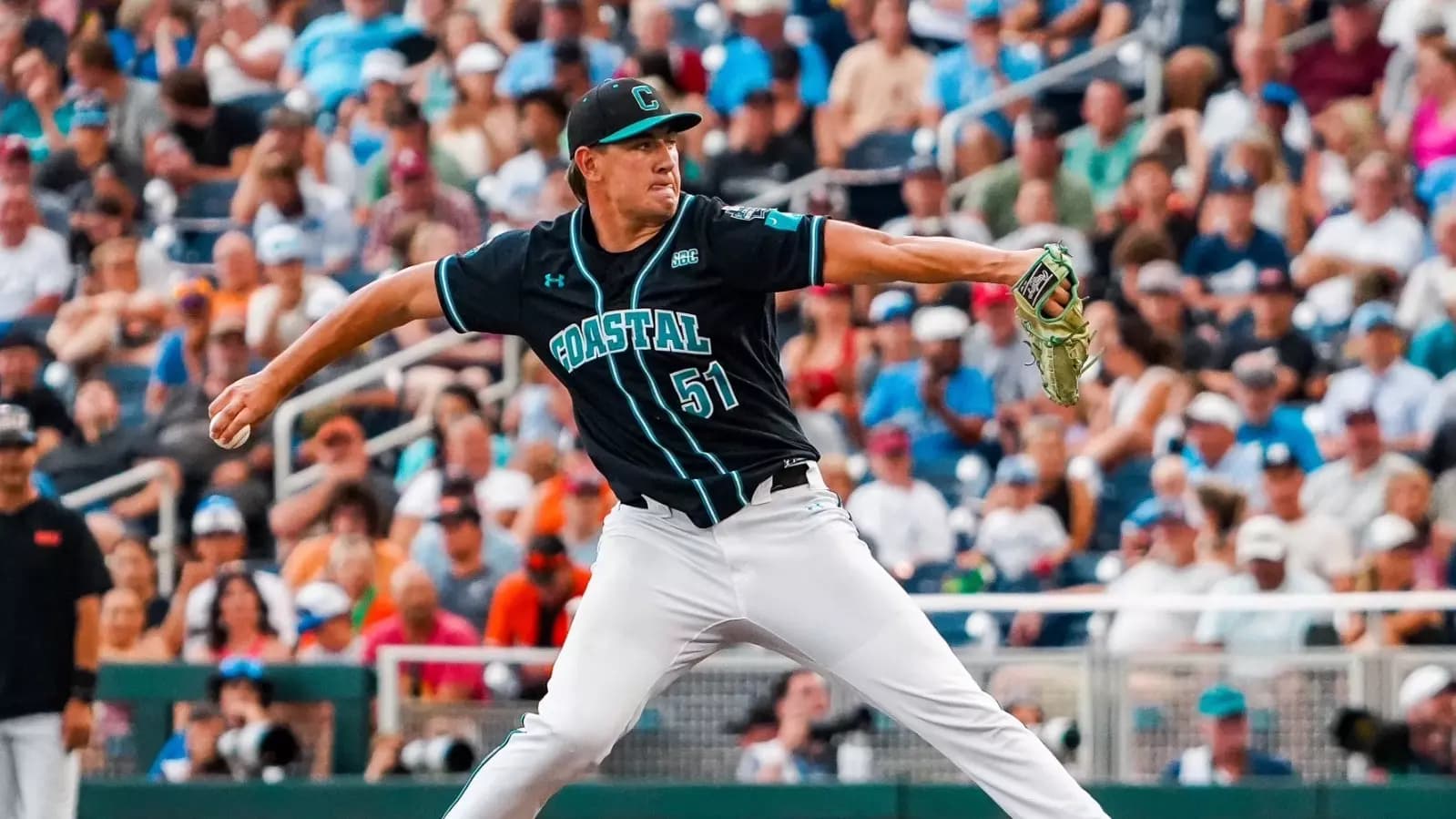 CWS: Coastal Carolina Jumps Out to Early Lead, Cruises Past Oregon State 6-2