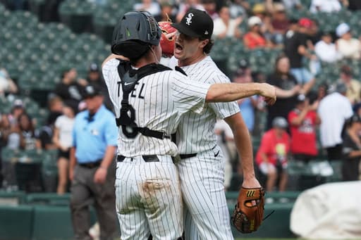 White Sox rally for 4 runs in seventh to beat Giants 5-2 and keep Verlander winless