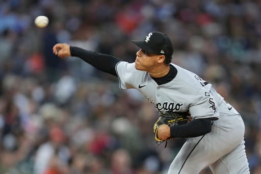 White Sox right-hander Wikelman González and outfielder Mike Tauchman to miss rest of season
