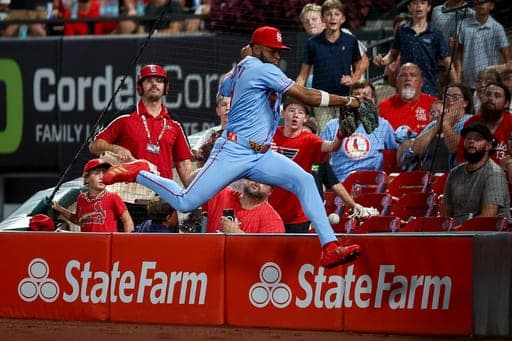 St. Louis Cardinals' Victor Scott II is unable to catch a foul ball hit by Washington Nationals' Harry Ford during the eighth inning of a baseball game Friday, Sept. 18, 2026, in St. Louis. (AP Photo/Scott Kane) (AP Photo/Scott Kane)