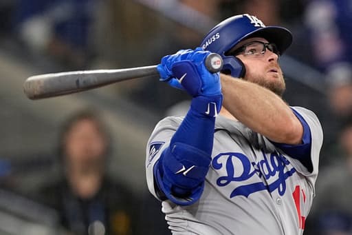 Dodgers agree to a 2027 deal with Max Muncy and bring back Kiké Hernández on a 1-year contract