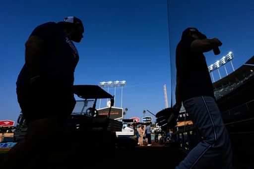 Dodgers manager Dave Roberts had flight delay getting home from Toronto after World Series Game 2