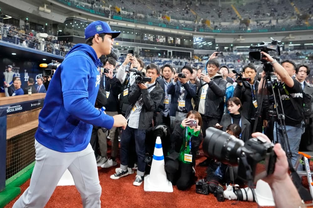 Chan Ho Park, first Korean in MLB, throws ceremonial first pitch in Dodgers-Padres opener