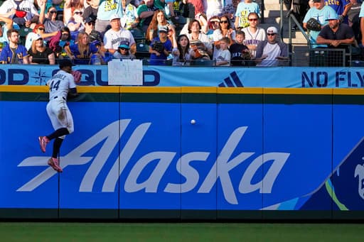 Perez moves into 6th place on Royals hit list after Mariners’ Rodríguez loses the ball in the sun