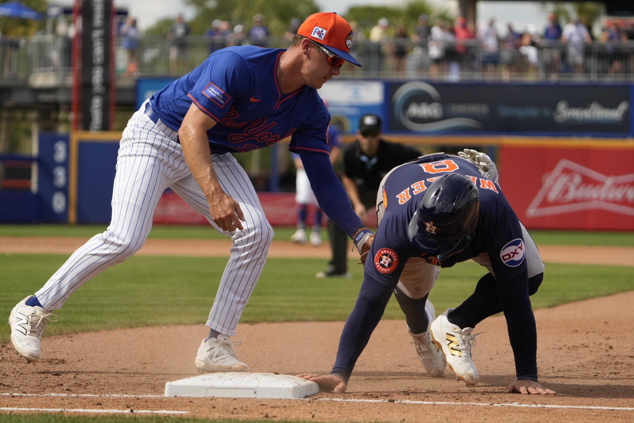 Astros First Baseman Christian Walker’s MRI Shows No Sign of Strain in his Oblique