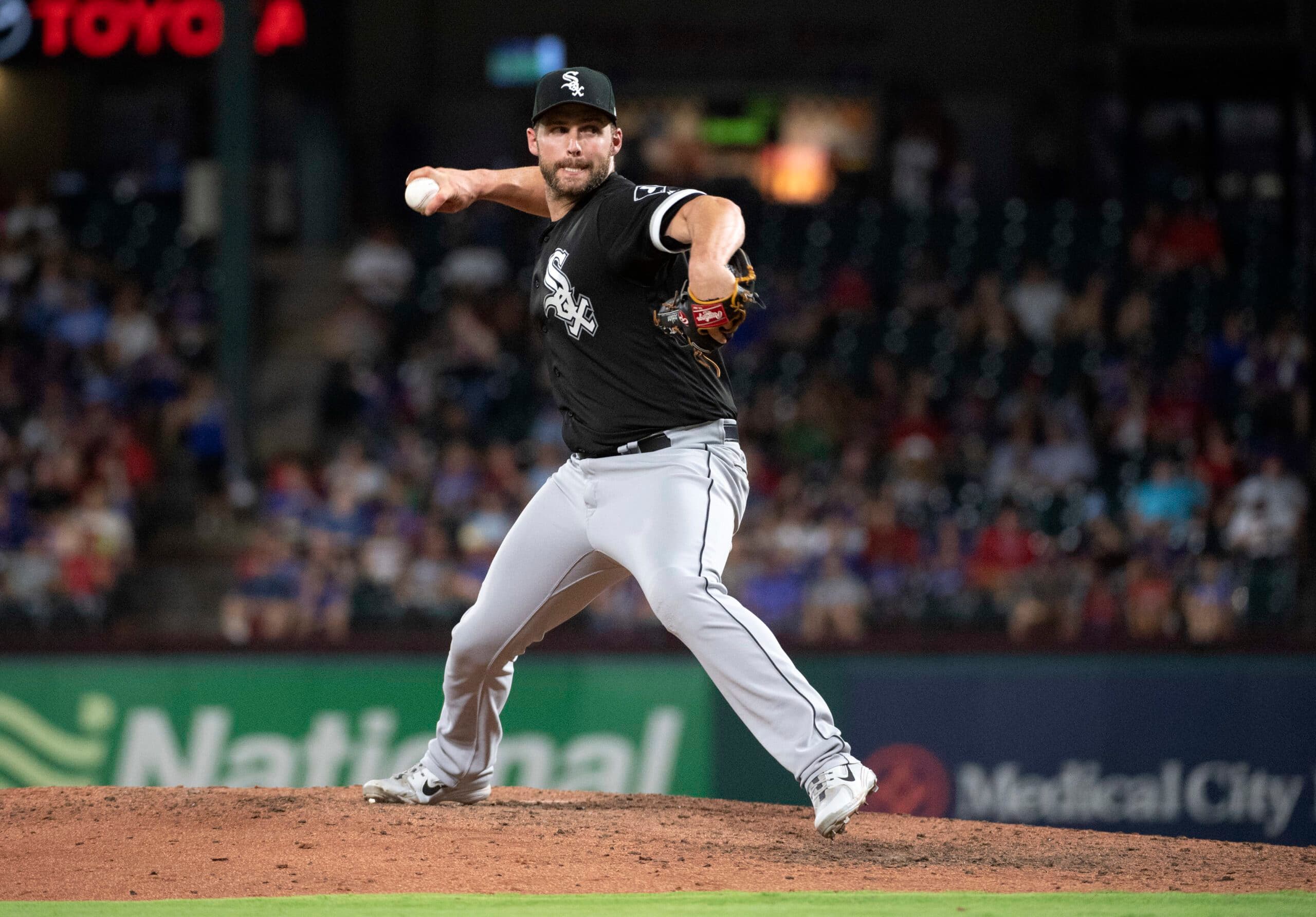 KBO News: Lewin Díaz Continues to Slug; Foreign Position Player Becomes First to Pitch in KBO Game