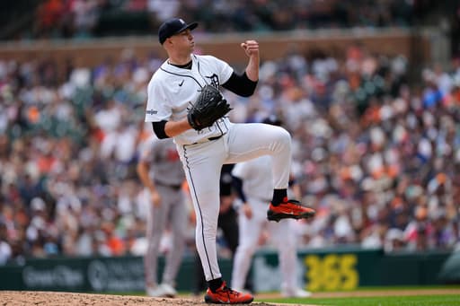 Chicago Cubs acquire right-hander Kevin Gausman in a trade with the Toronto Blue Jays