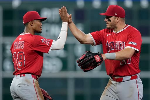 Fan reaches into Mike Trout’s glove to snatch a catch from Angels outfielder