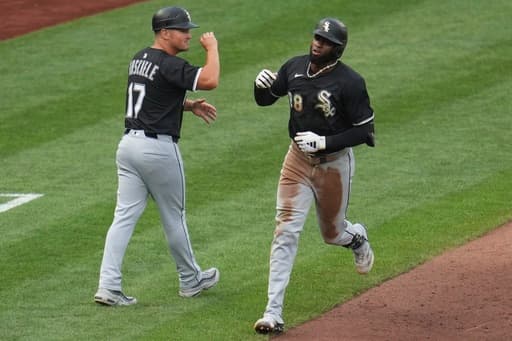 White Sox crush Pirates 10-1 behind homers by Luis Robert Jr. and Edgar Quero