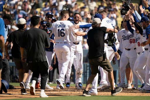 Smith’s pinch-hit homer in 9th inning gives Dodgers a 5-4 win over Diamondbacks