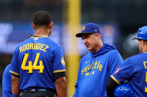 Mariners’ Julio Rodríguez placed on 7-day injured list with concussion after being hit in helmet
