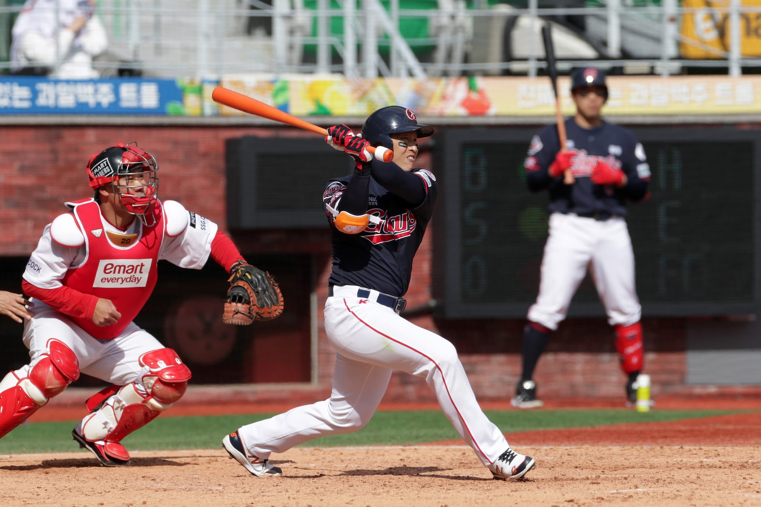 Breaking: Son Ah-Seop Ties All-Time KBO Hit Record