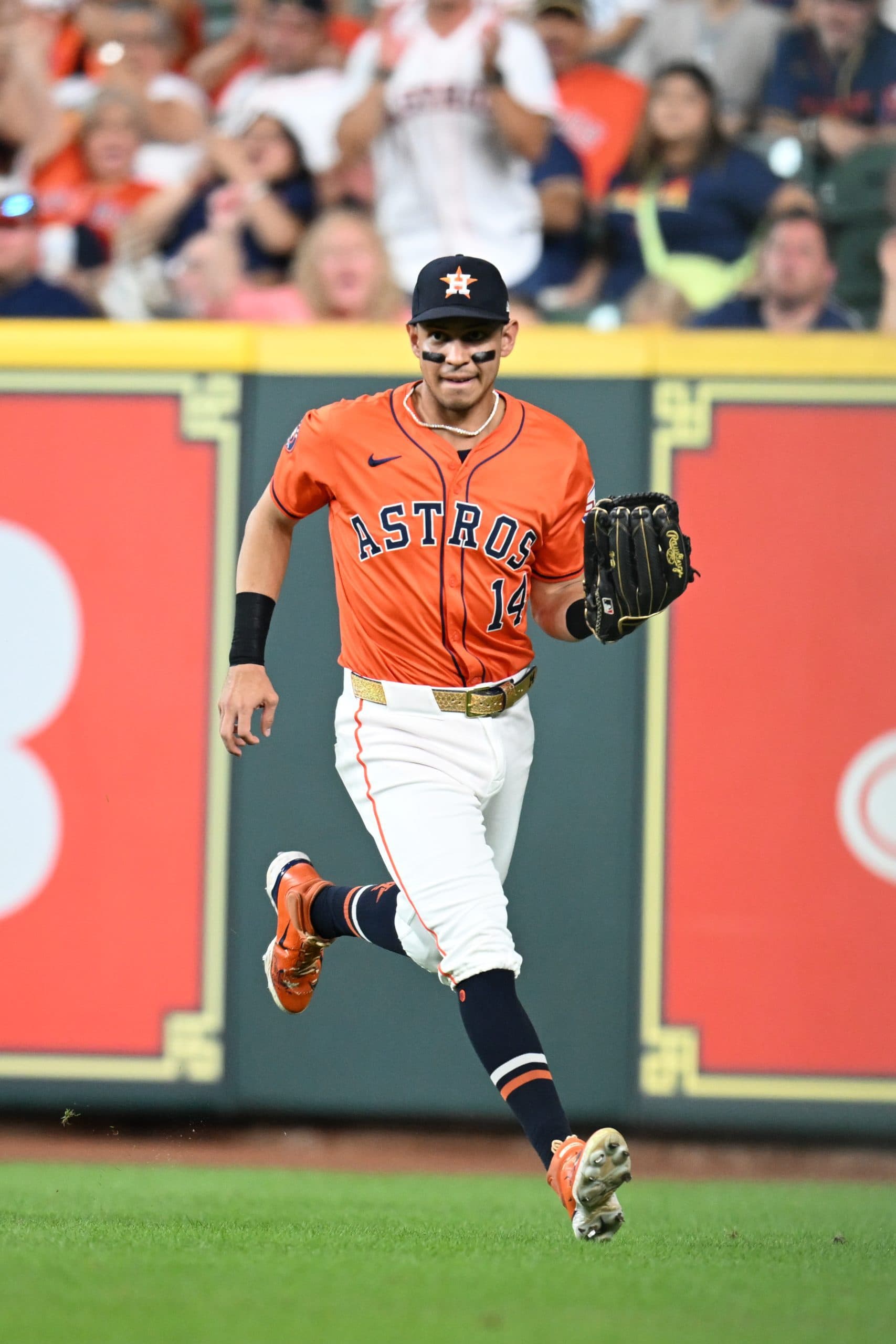 Houston’s Mauricio Dubón Leaves Game After Slamming into the Wall While Making Sensational Catch