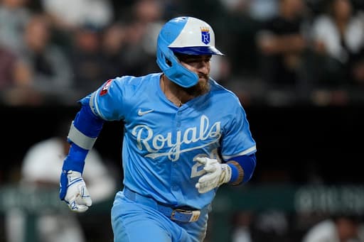 Massey, Isbel get run-scoring hits in 9th as Royals rally to beat White Sox 5-4