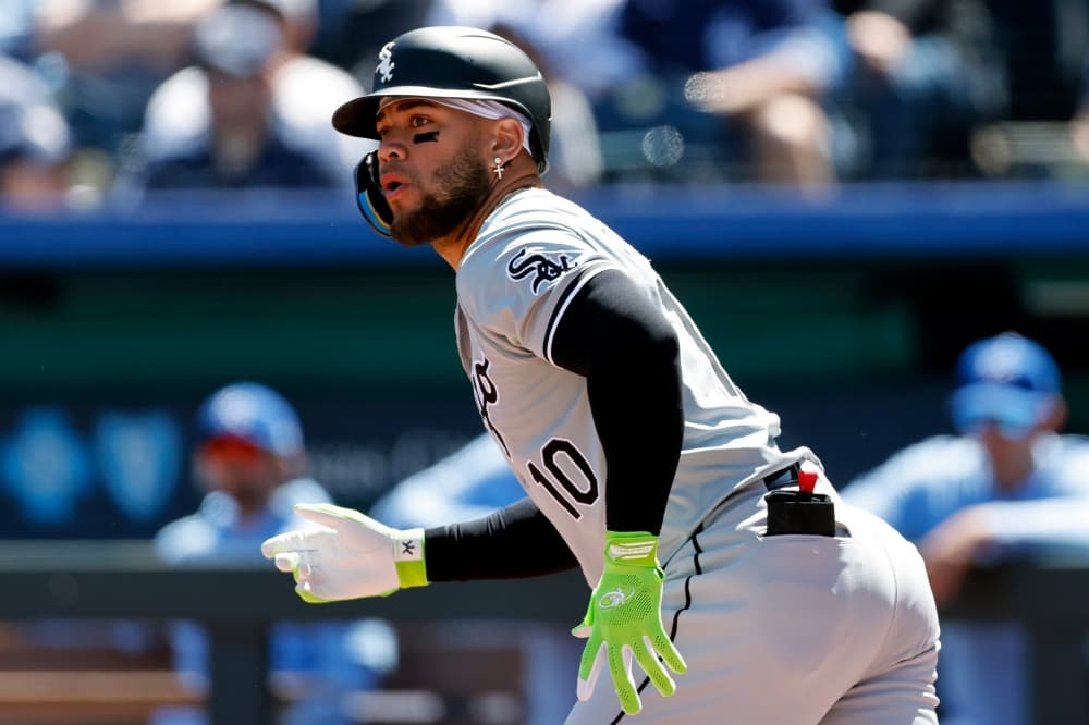 White Sox 3B Yoán Moncada could miss 6 months with severe leg injury sustained running to first base