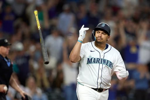 Mariners first baseman Josh Naylor leaves game vs. White Sox due to sore shoulder