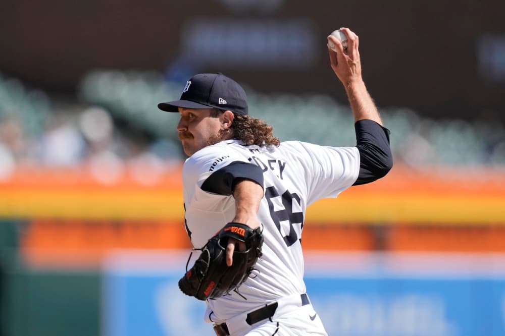 Detroit scores on a wild pitch to beat Texas