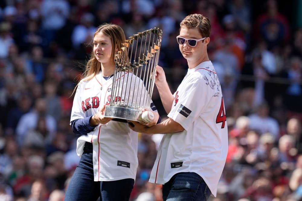 Red Sox honor 2004 championship team, Tim Wakefield’s family ahead of home opener