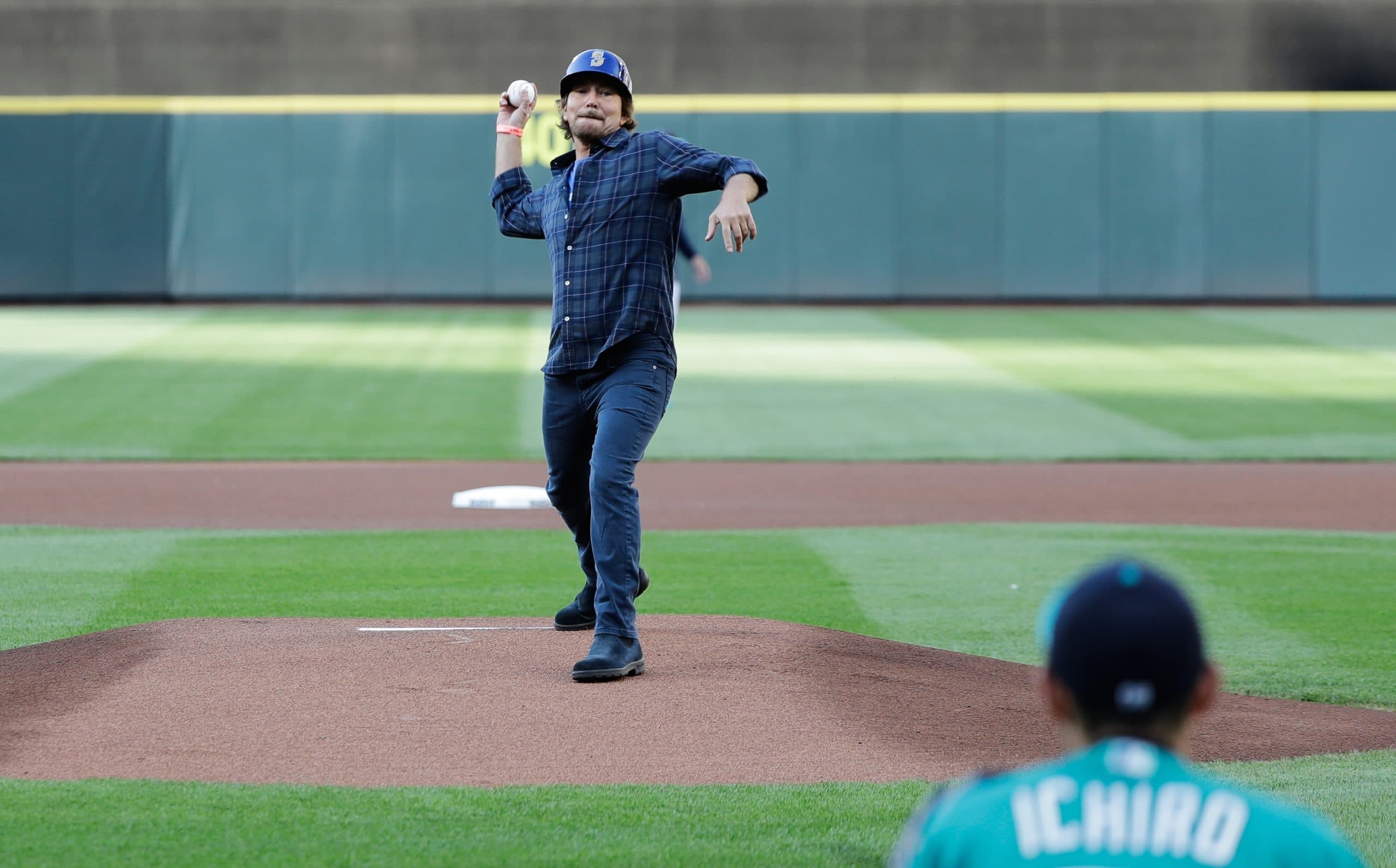 Vedder Cup at Stake When Padres Face Mariners as Part of Pearl Jam Singer’s Charity Drive