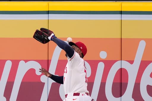 Angels outfielder Jo Adell misplays flyball into home run off his head, much like Canseco in 1993