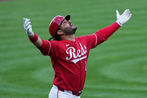 Suárez homers twice and drives in 6 to back Burns as Reds rout Mets 12-0