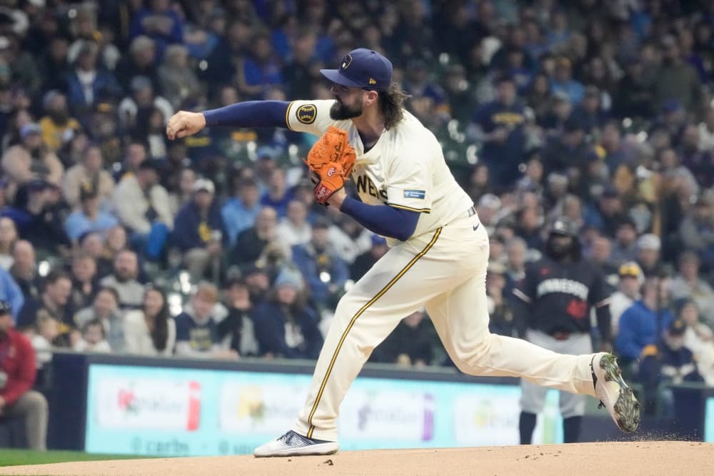 Brewers’ Jakob Junis hit by flyball in batting practice, taken away in ambulance