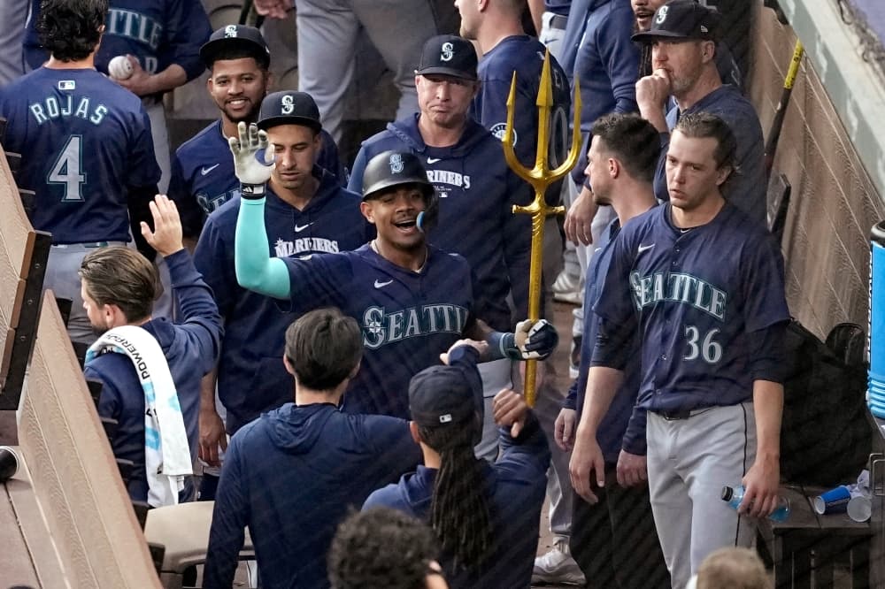 Julio Rodriguez reunites with an old friend after finally hitting 1st homer of season for Mariners