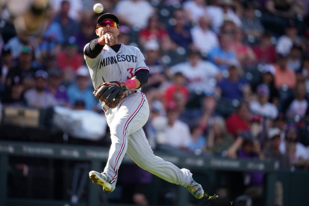 Padres sign veteran infielder Donovan Solano to minor league deal