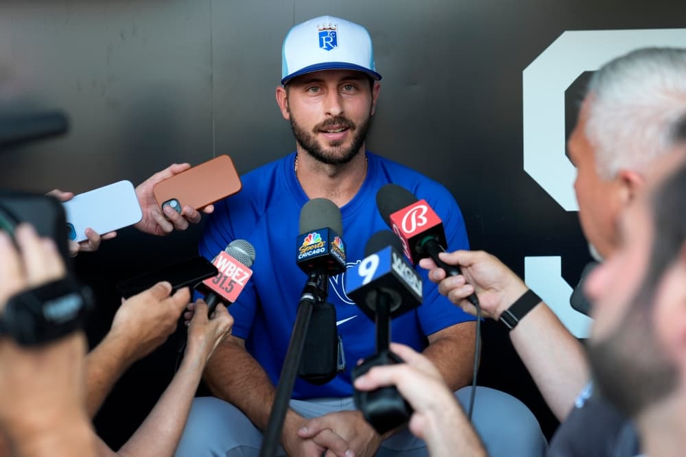DeJong makes quick trip after trade to Royals, from White Sox clubhouse to visitors’ side