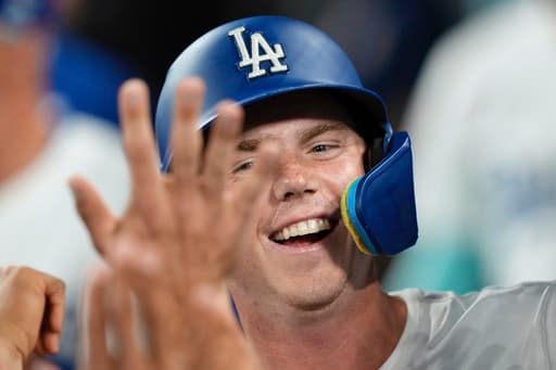 Dodgers’ Will Smith expected to miss rest of regular season with hairline fracture in his right hand