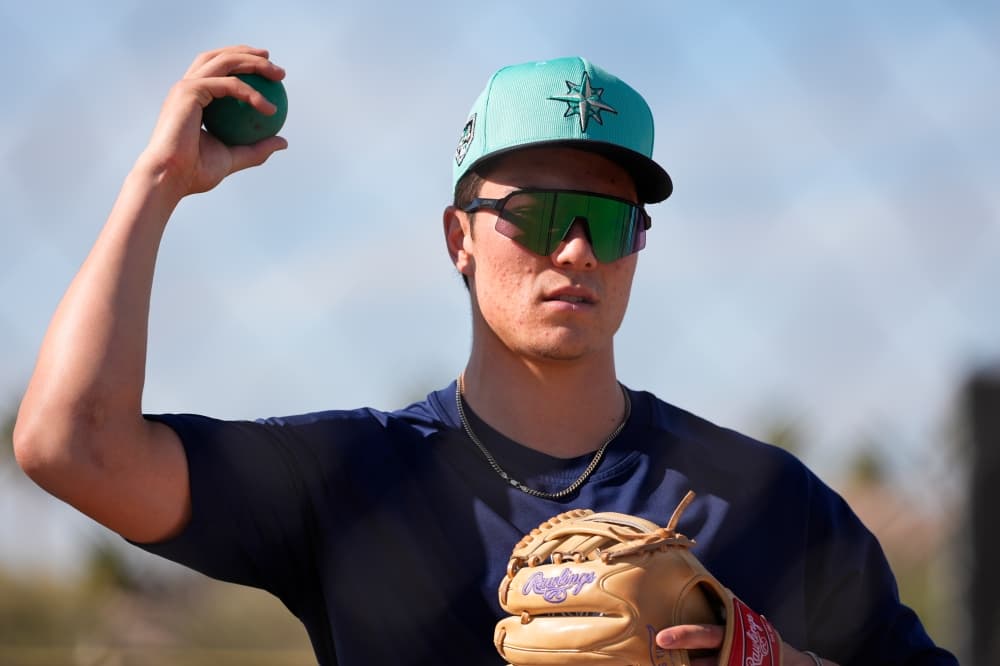 Mariners fifth starter Bryan Woo to begin season on injured list with elbow inflammation