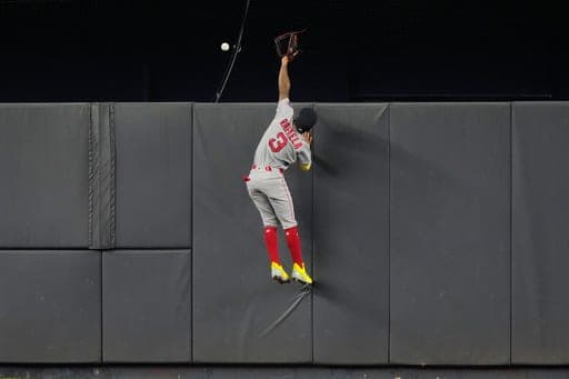 Boston Red Sox center fielder Ceddanne Rafaela attempts to catch a home run ball hit by New York Yankees' Ben Rice during the fifth inning in Game 1 of baseball's American League Wild Card Series, Tuesday, Sept. 29, 2026, in New York. (AP Photo/Yuki Iwamura) (AP Photo/Yuki Iwamura)