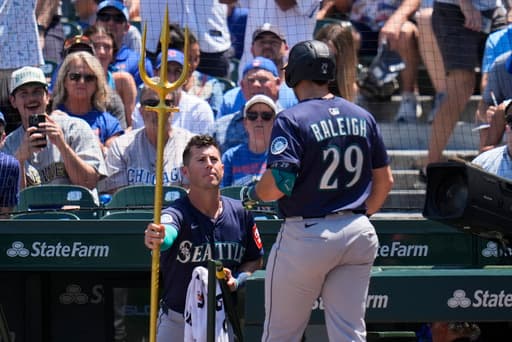 Raleigh homers twice, breaks Bench’s record in the Mariners’ victory over the Cubs