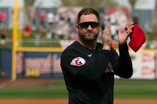 Cleveland’s Steven Vogt and Milwaukee’s Pat Murphy win Manager of the Year for 2nd straight season