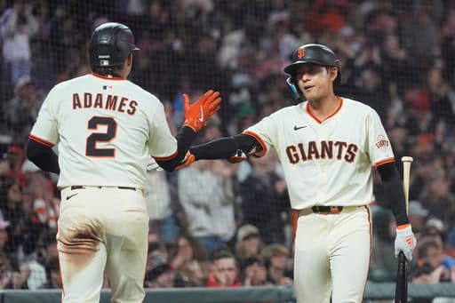 Giants score 2 in 8th inning to beat Phillies 3-1