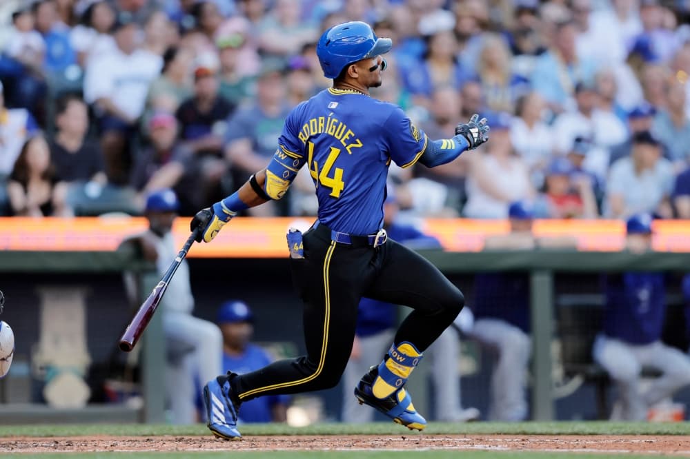 Mariners center fielder Julio Rodríguez leaves game versus Blue Jays with quad injury