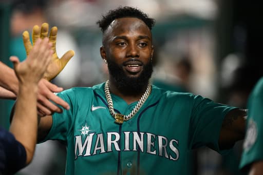 Mariners outfielder Randy Arozarena leaves with apparent leg injury