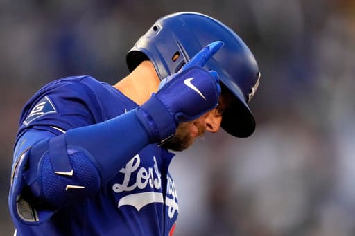 Dodgers’ Max Muncy leaves game in 8th inning after getting hit by a pitch