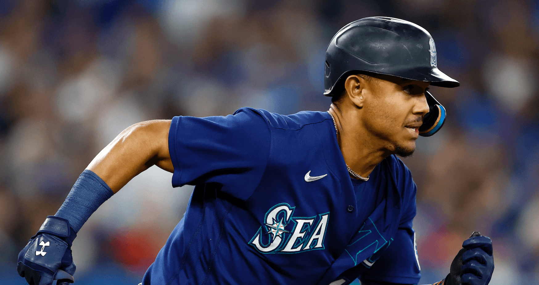Mariners’ Julio Rodríguez Leaves Game vs Astros with Injury After Crashing into Outfield Fence