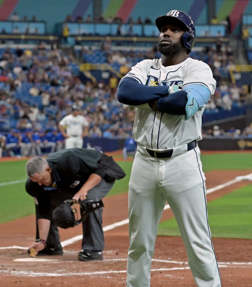 Rays’ Arozarena celebrates home run, signs autographs for fans in dugout
