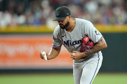 Ramirez singles in go-ahead run in 10th, Marlins rally to beat Diamondbacks 8-7